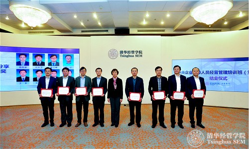 1510711782497056807.jpg 437必赢会员中心继续教育处邓丽曼处长为学员颁发“晨间分享优秀奖”.jpg