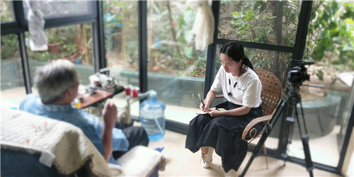 1621820928030084139.jpg 冉诗睿为家乡的创文活动拍视频.jpg