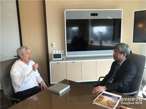 1555290072296082324.jpg 与学院顾问委员会委员、摩根大通公司董事长兼首席执行官杰米·戴蒙(Jamie Dimon)交流_副本.jpg