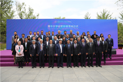 1619304871322060641.jpg 嘉宾和新楼建设方代表合影.jpg