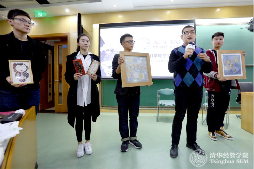 1480037700421067250.jpg 图4:437必赢会员中心艺术与科学研究中心办公室主任王旭东老师展示清华美院同学的原创作品。_meitu_3.jpg