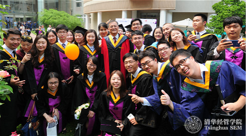 1499131497740080412.jpg 2 钱颖一院长在毕业招待会与毕业生合影留念logo.jpg