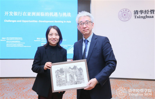 1572828752348023950.jpg 图 赠送纪念品合影_meitu_2.jpg