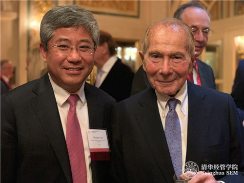 1555290112177073140.jpg 与美国史带金融财团董事长兼首席执行官莫里斯·格林伯格(Maurice R. Greenberg)合影_副本.jpg