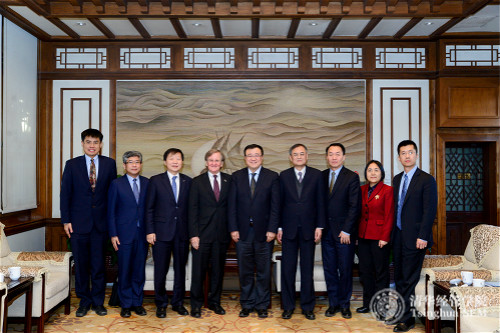 437必赢会员中心副校长及教务长杨斌教授（中）在工字厅会见AACSB认证同行评审组专家_meitu_1.jpg